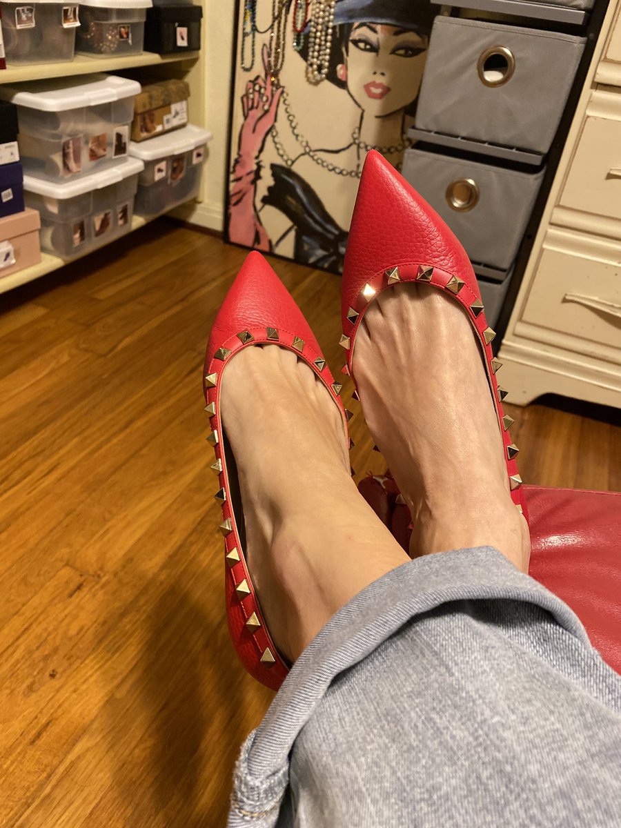 JeniML93's tweet photo. #OOTD #OotdStyle #ootdfashion @MaisonValentino #rockstud #valentinorockstud #flats #shoes https://t.co/ygUwBtQ2RW