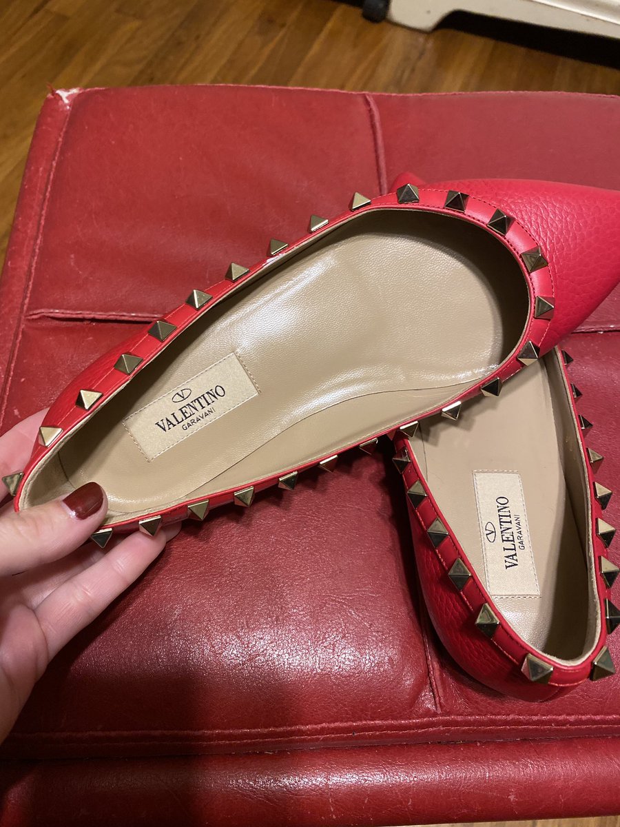 JeniML93's tweet photo. #OOTD #OotdStyle #ootdfashion @MaisonValentino #rockstud #valentinorockstud #flats #shoes https://t.co/ygUwBtQ2RW
