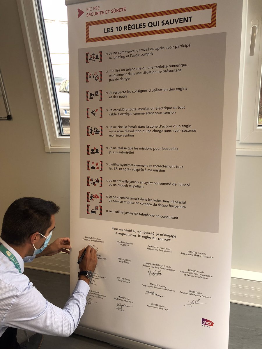 GuilhemRenaudie's tweet photo. Lancement de notre semaine du pilier #sécurité, avec la signature par le CODIR des 10 Règles Qui Sauvent! #TOUSSNCF #AmbitionRéseau #EICPSE @Jeanclarrieu @AnnePalmier https://t.co/hvFElVEN0p