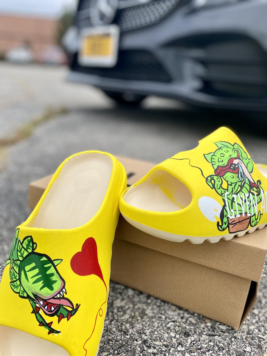 These so clean one of my favorite pairs so far tap in👀🎨 🚨Sold #givenart #blessed #art #chicagoartist #angeluspaint #angelusdirect #littleshopofhorrors @kanyewest #yeezyslides #custom