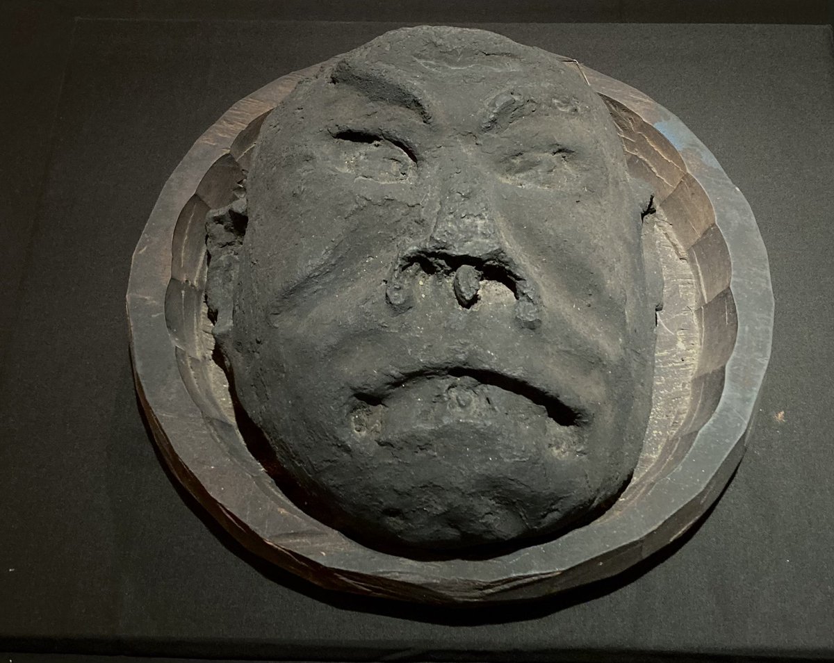 tonomuseum's tweet photo. カマド神
　火を取り扱う神聖な場所として、炉や竈を祀る習俗は全国的に見られる。
　宮城県から岩手県南部では、土間の上や竈近くの柱や壁に土製や木製の面を祀る風習がある。
　出入口や外をにらむようにして飾り、火難除け、魔除け、家の神として信仰された。

碧祥寺博物館　蔵
呪術展資料 https://t.co/XMIwkLiKS5