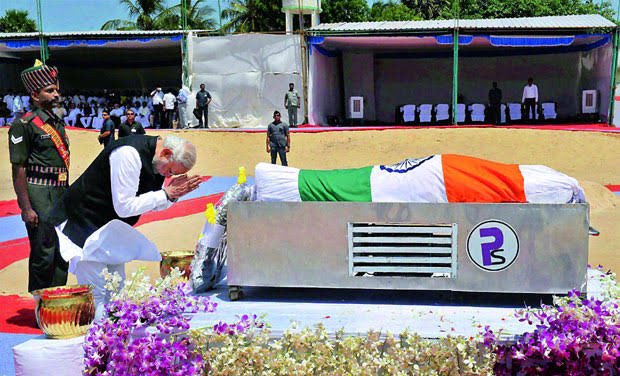 majorgauravarya's tweet photo. When Dr. APJ Abdul Kalam died, the President and Prime Minister of India paid their respects. India mourned.

President Alvi and PM Imran Khan skipped the funeral of Dr. Abdul Qadeer Khan because they did not want to upset the Americans.

Apne apne sanskar hote hain https://t.co/nM5TlI6JdC