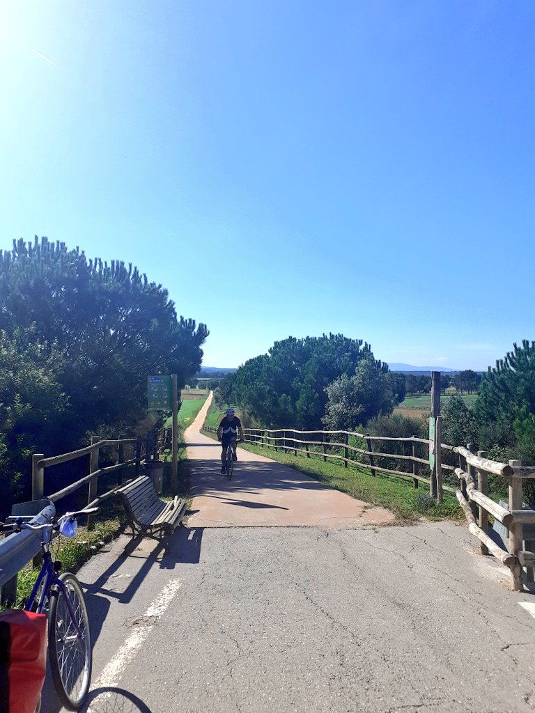 areveurecat's tweet photo. Dia esplèndid per recórrer el tram Girona-Sant Feliu de Guíxols tot seguint a pedals la #RutadelCarrilet Molt ben acondicionada, relleu amable, sent totalment apta per a tots els públics. Quin encant tenen les antigues estacions de tren! #EscapadaAR https://t.co/Pd0ljye7df