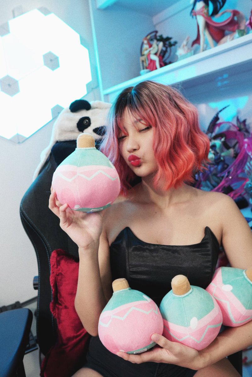 eenmercado's tweet photo. HODL SLP?! IRL TOO! @AxieInfinity 🤣 

Plushies by @excelsorph https://t.co/C2hAnG0Ies