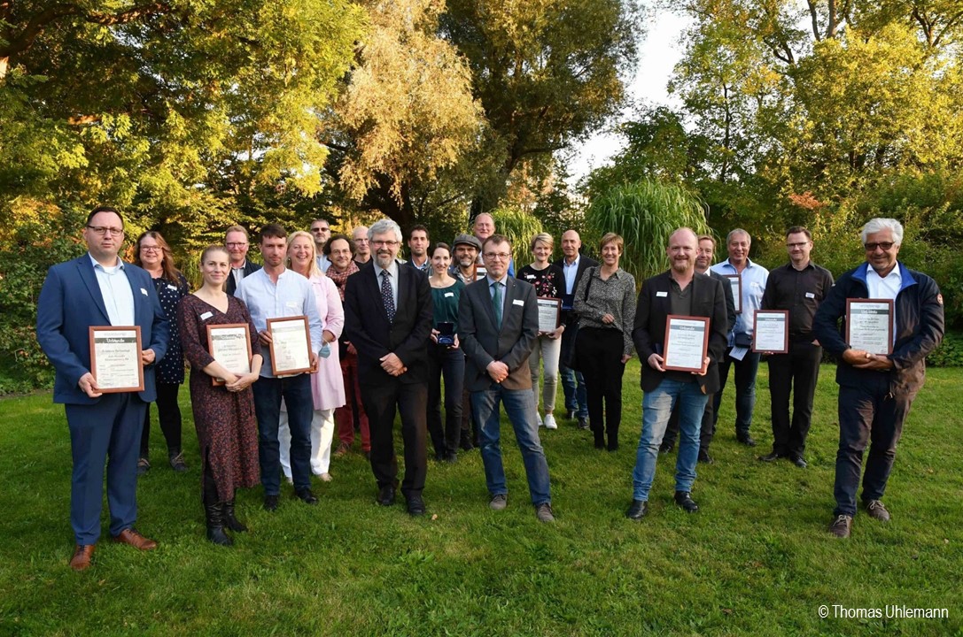 MLUKBrandenburg's tweet photo. Auf der Freundschaftsinsel in #Potsdam übergab Schirmherr &amp; Umweltminister @Vogel_Axel die Preise der @fgl_bb für die besten "Gärten im Land #Brandenburg 2021". 

Neugierig auf die Sieger*innen?
ℹ️ https://t.co/41oRoJF649

🎬https://t.co/GeVSC5bmOk https://t.co/KLHpoT79Ru