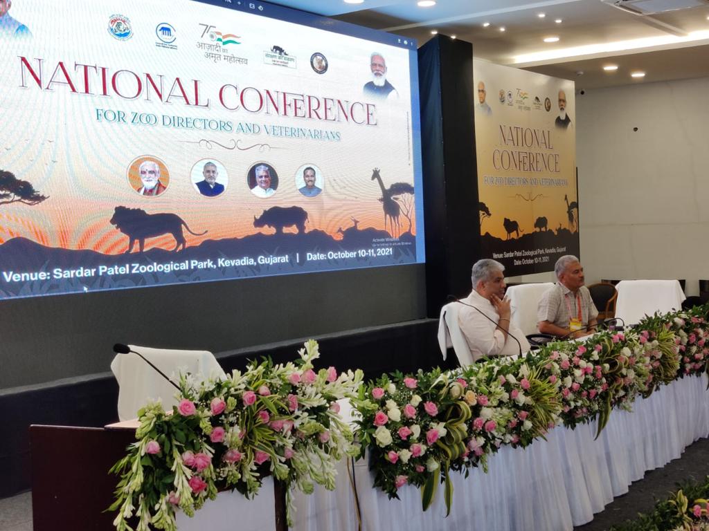 moefcc's tweet photo. Hon'ble Minister, MoEF&CC @byadavbjp addressed the attendees of National conference for Directors & Veterinarians at @ParkSardar highlighting the vision of taking forward conservation with an inclusive approach of forming partnerships #Janbhagidari #Zooconference @PIB_India https://t.co/yRteRzzpnl