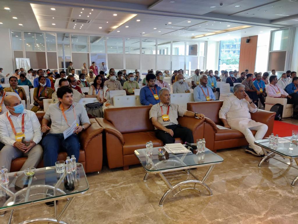 moefcc's tweet photo. Hon'ble Minister, MoEF&CC @byadavbjp addressed the attendees of National conference for Directors & Veterinarians at @ParkSardar highlighting the vision of taking forward conservation with an inclusive approach of forming partnerships #Janbhagidari #Zooconference @PIB_India https://t.co/yRteRzzpnl