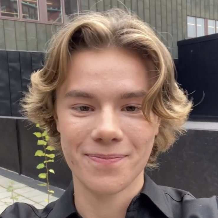 iwtvldl's tweet photo. cant believe y’all want that hair gone https://t.co/5WQySQxAaD