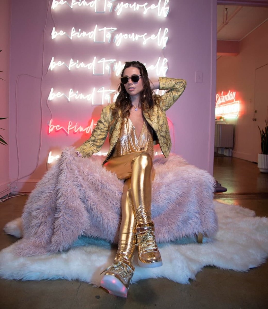 Indie songstress <a href="/ElodieReverie/">Elodie Rêverie</a> rolls out Red Carpet, showcasing dulcet chilled 80s vibes along with Elodie’s flair for self-producing. Listen on FM. bit.ly/3ltEAfC #femaleproducer #electropop #femalesingersongwriter #beatmaker #80spopmusic #fmrecommends #famemagazine