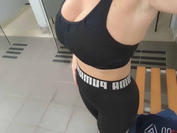 Bon lundi les chouchoux. Moi un peu de sport pour bien d&eacute;buter la semaine. Bisous https://t.co/sH4qw