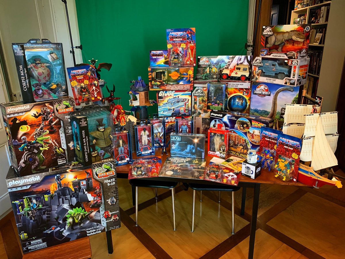 NERDtiwii's tweet photo. So sieht der klassische Geburtstagstisch eines 49-Jährigen aus😜🙌🚀! @playmobil @Mattel @JurassicWorld @MastersOfficial @NECA_TOYS @TMNT https://t.co/zte6yMdtOd