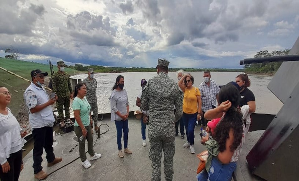 FNA_ArmadaCol's tweet photo. En las instalaciones del #BFIM32 en San José del #Guaviare, recibimos a una comisión de la Fundación Hogares Sustitutos, con el fin de dar a conocer la misionalidad de la institución naval y las capacidades para preservar la seguridad en los ríos de la región.
#CorazónAzuLado https://t.co/H8UXAGoAlq
