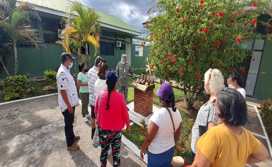 FNA_ArmadaCol's tweet photo. En las instalaciones del #BFIM32 en San José del #Guaviare, recibimos a una comisión de la Fundación Hogares Sustitutos, con el fin de dar a conocer la misionalidad de la institución naval y las capacidades para preservar la seguridad en los ríos de la región.
#CorazónAzuLado https://t.co/H8UXAGoAlq