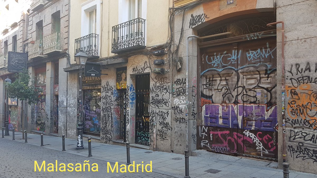 Malasaña, lugar de expresión de quién no es capaz de expresar arte, ni de respetar a quien si lo hace, solo son diarreas mentales, vandalismo puro, se trata de joder por joder.🤮😡