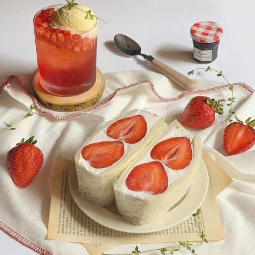 daily_dolce's tweet photo. Strawberry sandwiches 🤍 https://t.co/RFEiVtbabY