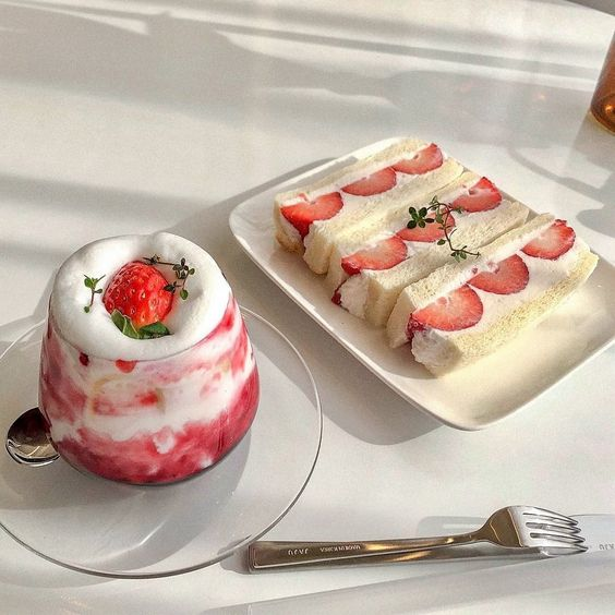 daily_dolce's tweet photo. Strawberry sandwiches 🤍 https://t.co/RFEiVtbabY
