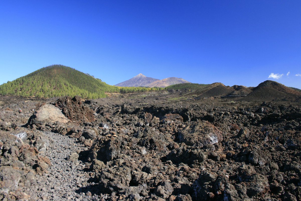 Es una foto de los malpaises canarios, formaciones rocosas debido a enfriarse rápidamente la lava, suele haber oxidiana y minerales similares que dificultan mucho su paso a través