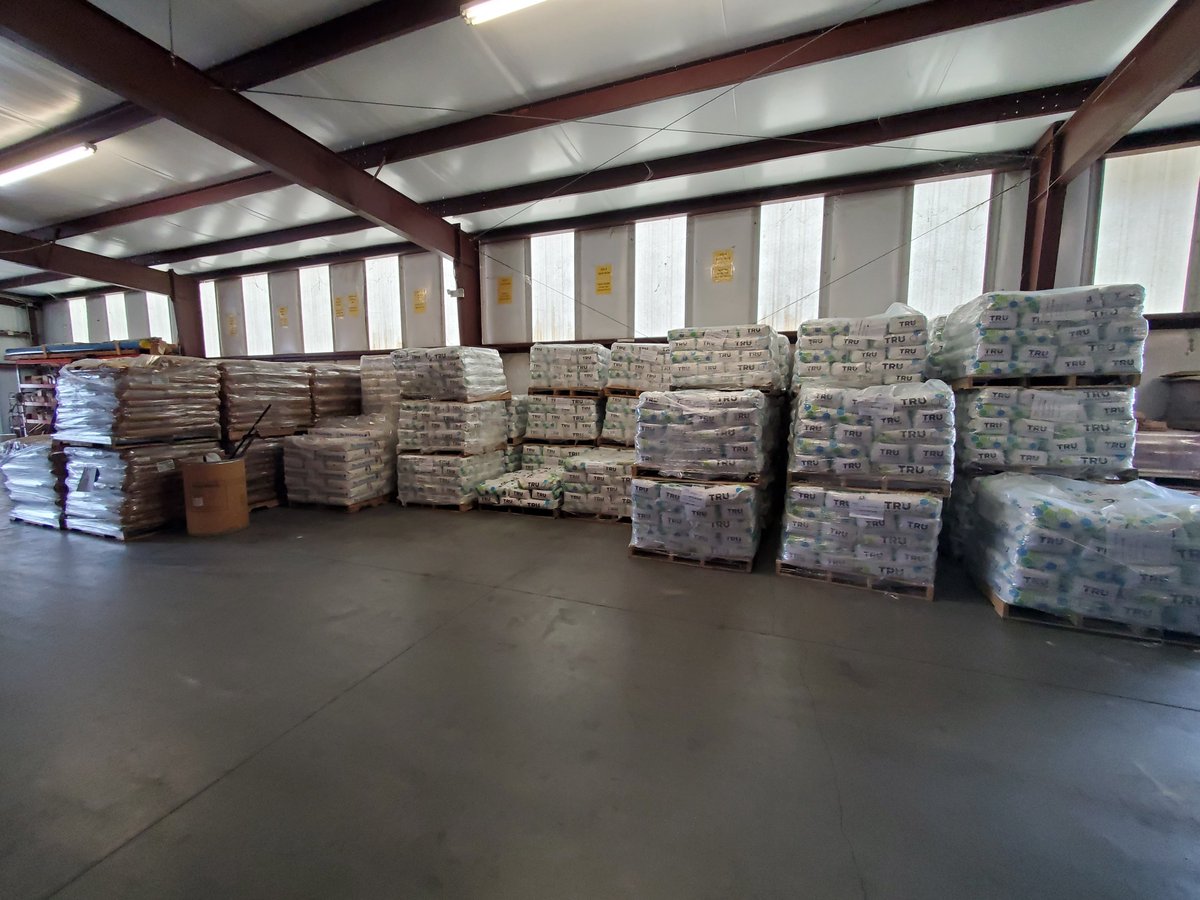 theBlastitall's tweet photo. As far as the eye can see........#CrushedGlass just delivered to our #BlastItAll Warehouse. We are your #1 source for #sandblasting supplies #SalisburyNC @StratMaterials #blastmedia #blastcabinets ๐ฏ๐ฅ https://t.co/fyZxPX0VqU