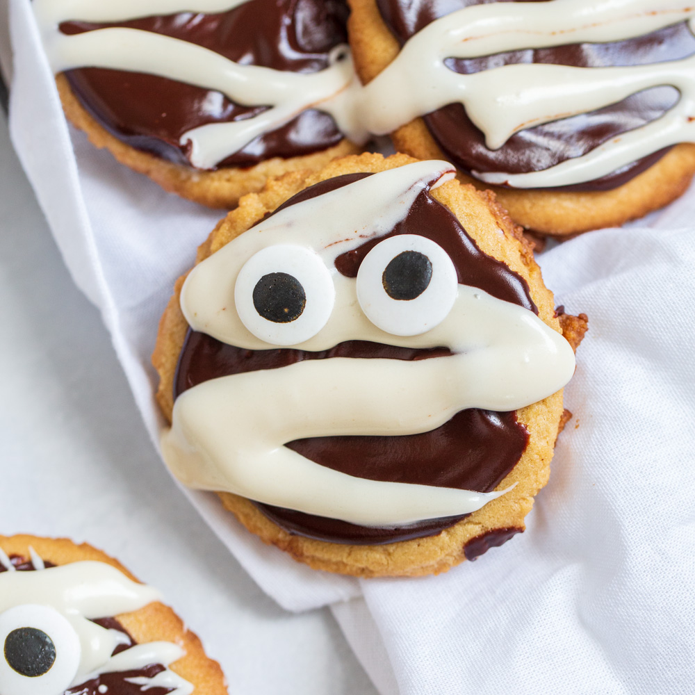 These Peanut Butter Chocolate Mummy Cookies are super simple to make, deliciously soft and even more fun to eat and enjoy! #halloweentreatsweek AD <a href="/DixieCrystals/">Dixie Crystals Sugar</a> bit.ly/3mLAyyA