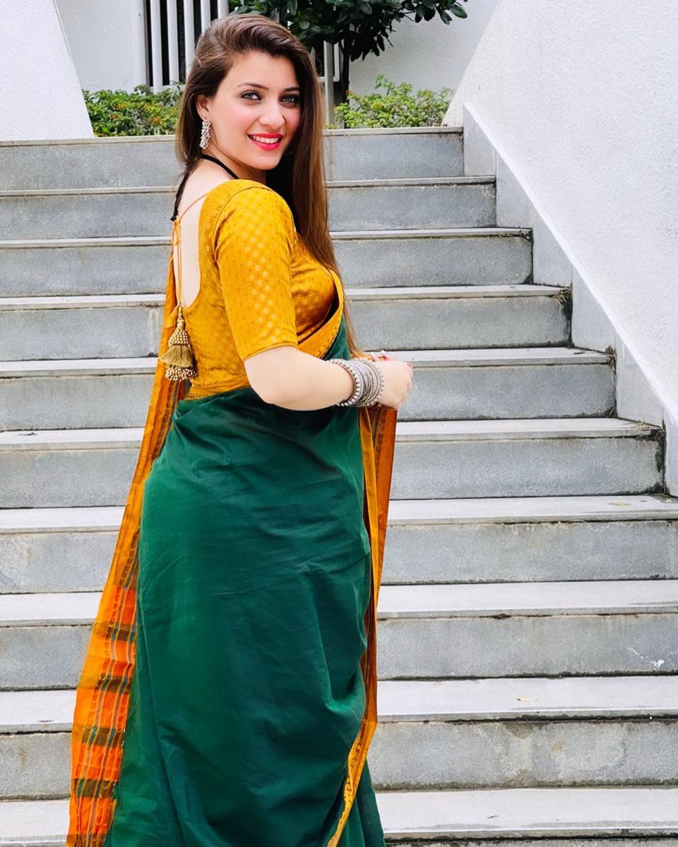 farahalam30's tweet photo. প্রেমের ভেলা জলে ডোবে না!🍇 https://t.co/24b0YoCSbN
