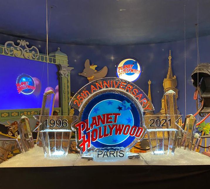 emotionsbycrys's tweet photo. Bon anniversaire Planet Hollywood ! Et quoi de mieux qu'une belle création en glace réalisée par Crystal pour célébrer ce 25e anniversaire ?🎂🧊Merci à PLANET HOLLYWOOD (Disneyland Paris) pour leur confiance.
#Ice #Glace #AtelierGlace #BlocGlace #Evenementiel #SculpteurGlace https://t.co/mRn38mbEuA