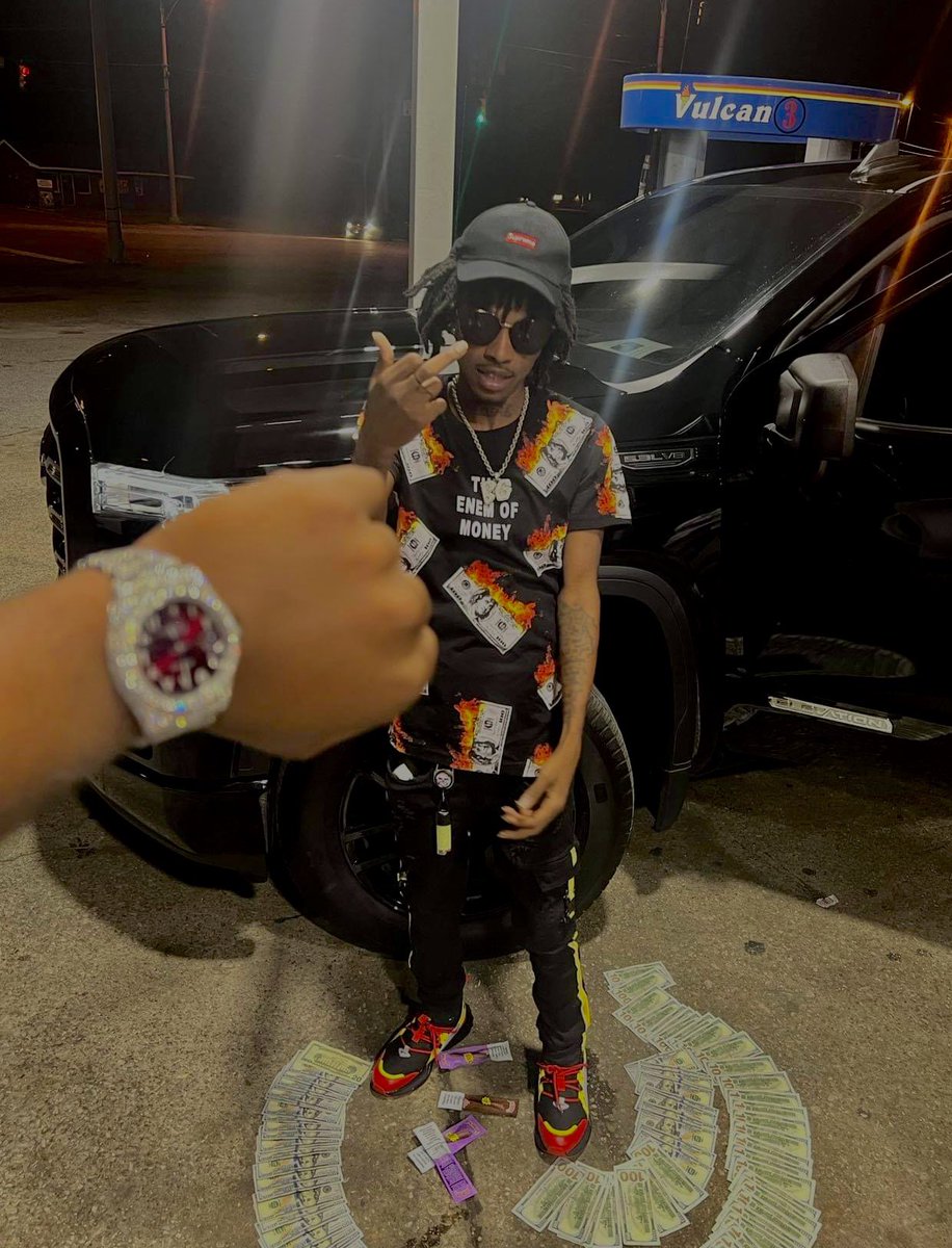 400youngin's tweet photo. Grew up w no cable w only had 6 channels now we worth 6ix figures 🥴🔥🔥🔥🖤 #4zone #explore #viral #LLTD @bothoooooo https://t.co/E9HcVryNVK