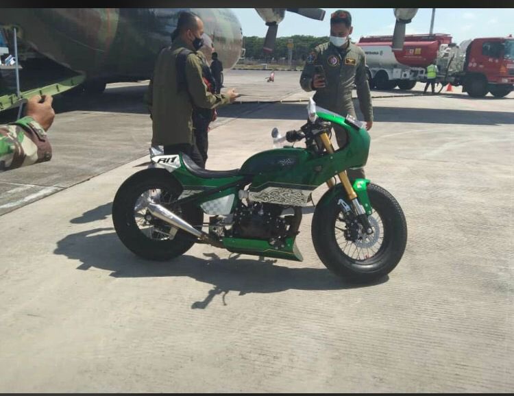 yusuf_dumdum_'s tweet photo. Pakdhe persiapan mau jajal sirkuit Mandalika. 🤭

Lha trus kapan Sirkuit Formula E dijajal? 😂 https://t.co/xBNQx8ncJ5