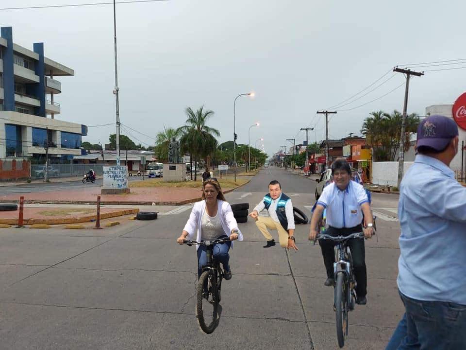 nenecony's tweet photo. Un aplauso para esos amigos que se prestan la bicicleta en las rotondas. https://t.co/yjMOxSdvzn