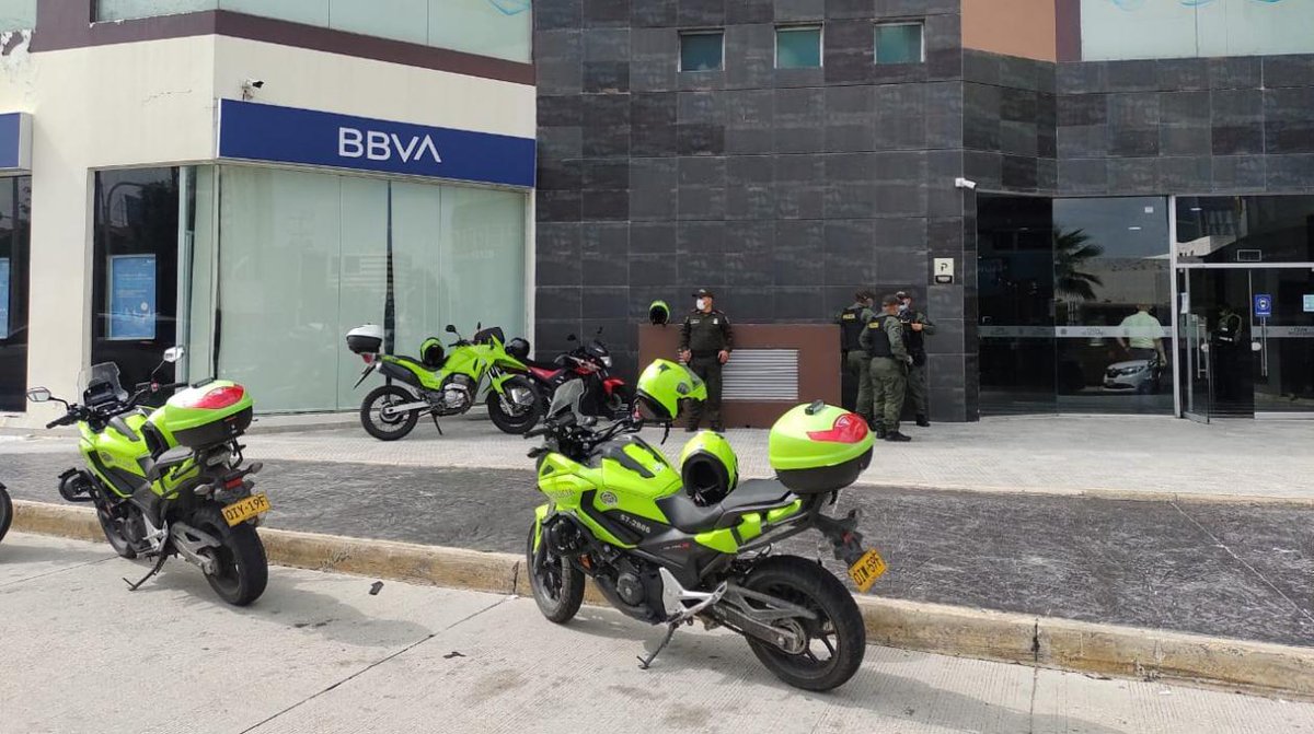 zonacero's tweet photo. Policía herido en banco del Gran Boulevard estaba de descanso: frustró el robo
https://t.co/EEtMpRKQuc https://t.co/eRvk4MIObE