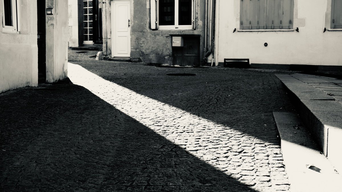 TwoTusk_fr's tweet photo. Always search for where the light is and then camp.  #bnw #bnwphoto #photographer #photography #fujifilm #streetphotography #light https://t.co/PxcvCtY9CU