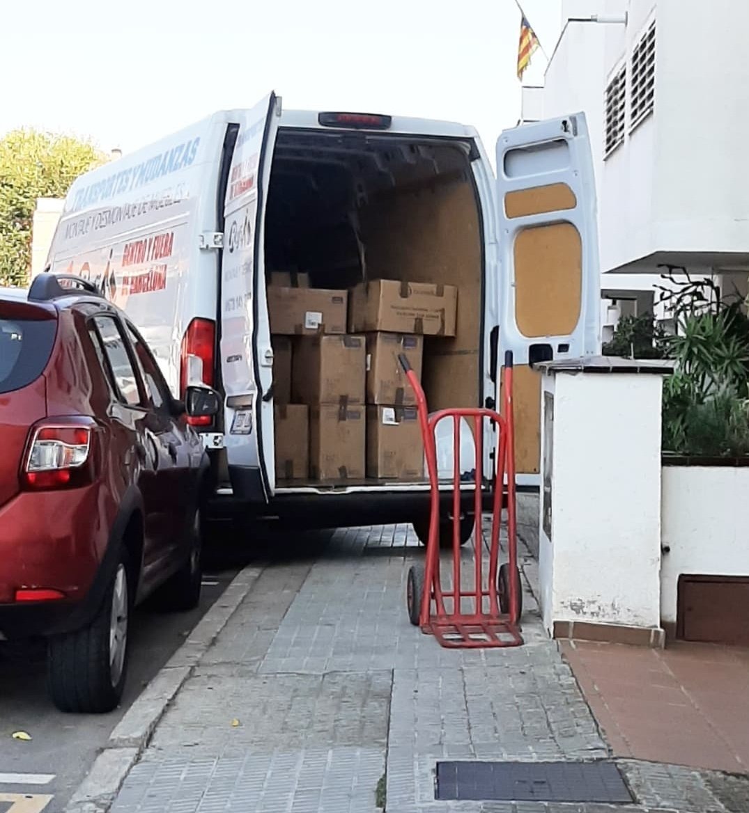 m_deixa's tweet photo. Entenem perfectament què significa una mudança [això sembla], però es poden demanar permisos per tenir aparcament i no fer-ho al mig de la vorera.

#VilassarDeMar #VoreresLliures #VoreresSegures #DeixamPassarVdM #DeixamPassar #JoNoPucPassar @vilassardemar https://t.co/Yon3sQMdnF