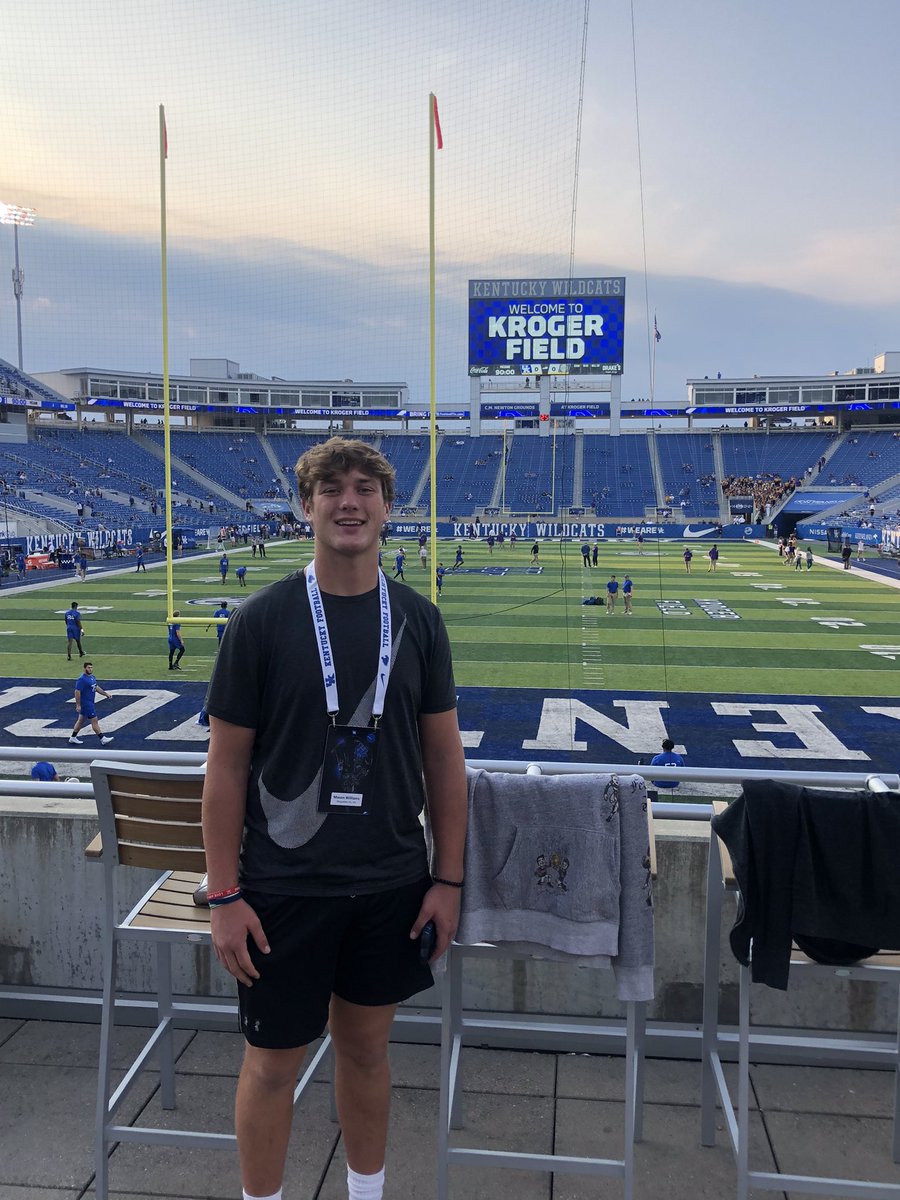 WilliamsMason87's tweet photo. Thank you @vincemarrow for the amazing Game day visit! Huge Win! Had an amazing time @UKFootball #ForTheTeam https://t.co/9D6eMb6TdJ