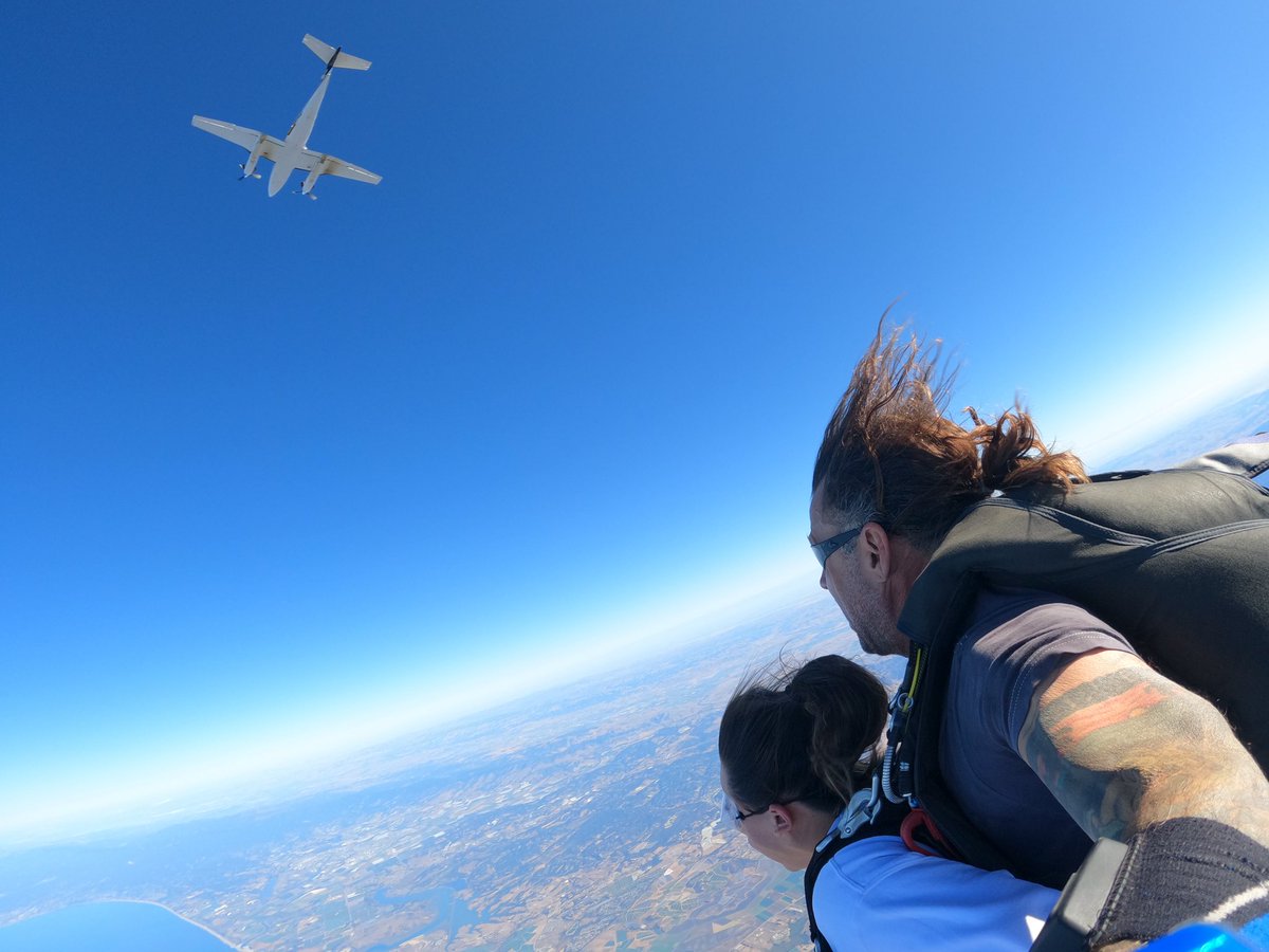 jmlam7's tweet photo. Jumped out of a plane at 18k feet on Saturday. 🪂 Landed safely, just in time to start my new job today at @MarketCastLLC as the Manager of Brands &amp; Partnerships. Can’t wait for this next chapter! https://t.co/pIg1iqqDX1
