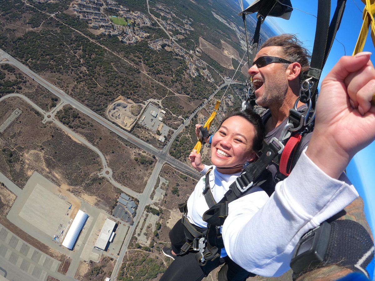 jmlam7's tweet photo. Jumped out of a plane at 18k feet on Saturday. 🪂 Landed safely, just in time to start my new job today at @MarketCastLLC as the Manager of Brands &amp; Partnerships. Can’t wait for this next chapter! https://t.co/pIg1iqqDX1