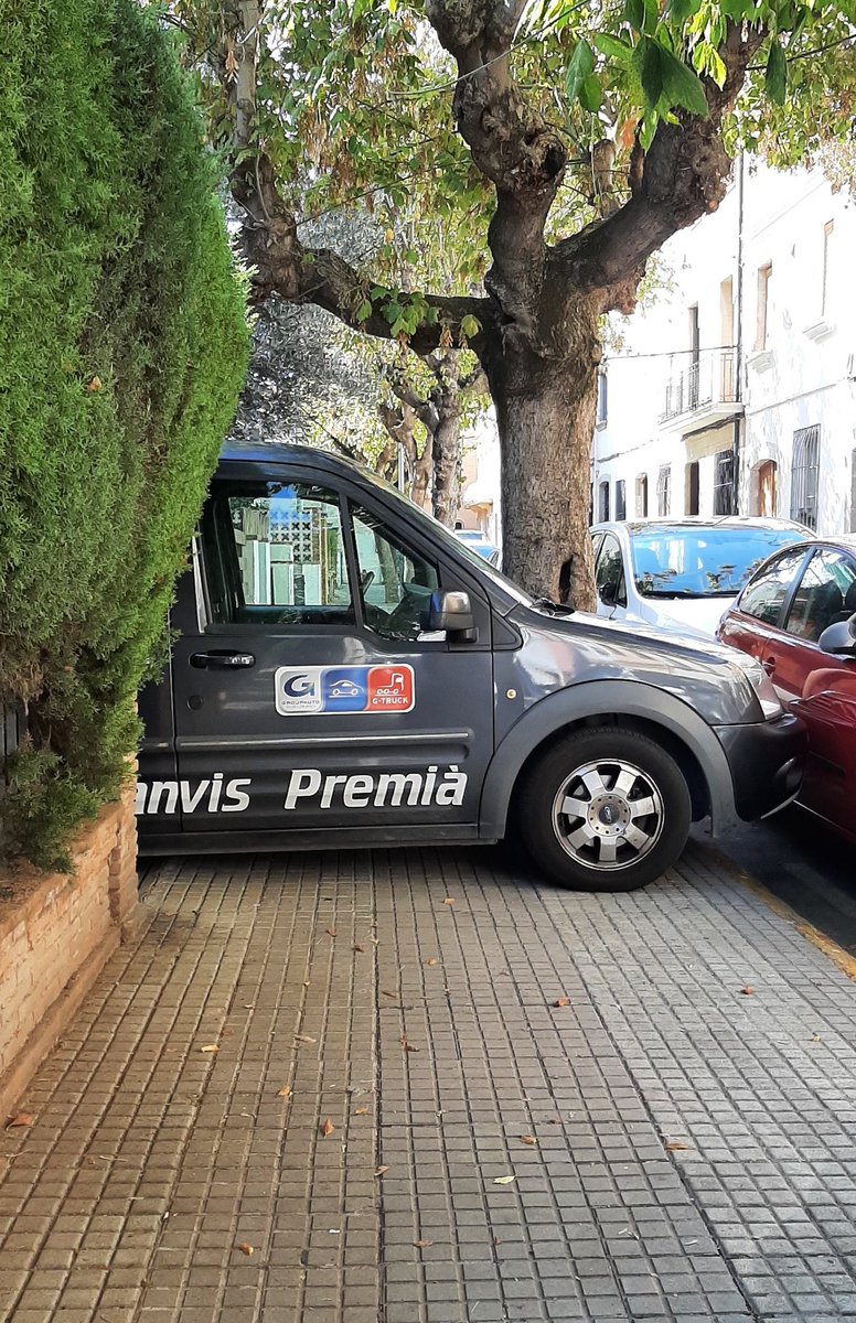 m_deixa's tweet photo. Entenem que hi ha zones de Vilassar de Mar en les qual es fa difícil trobar aparcament, però això no justifica la ocupació de les voreres. #VilassarDeMar @VilassardeMar #VoreresLliures #JoNoPassar https://t.co/3hySukxDkT
