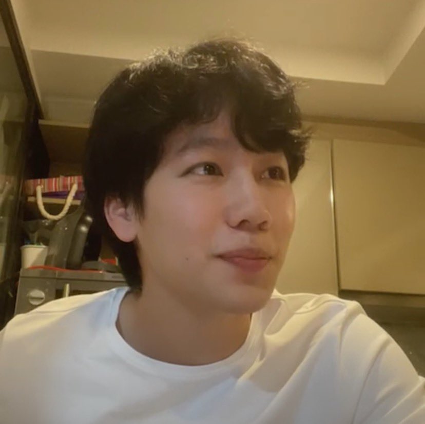 getawaywithYW's tweet photo. The reason for joining NFT world is bc War is free due to quarantine. War said this is the first time he is getting paid for his artworks 👏🏼
#warwanarat https://t.co/fkFfeNoKvP