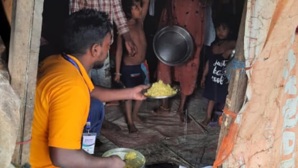 TeamRFIndia's tweet photo. Day 34: #EkNiwalaAur

"We rise by lifting others"

#rajanifoundationindia #TeamRFI #kindness #happiness #bethechange #fooddrive #donatenow #charity #volunteer #helpingothers #helpinghands #socialgood #goodcause https://t.co/4gMfUv7pBC