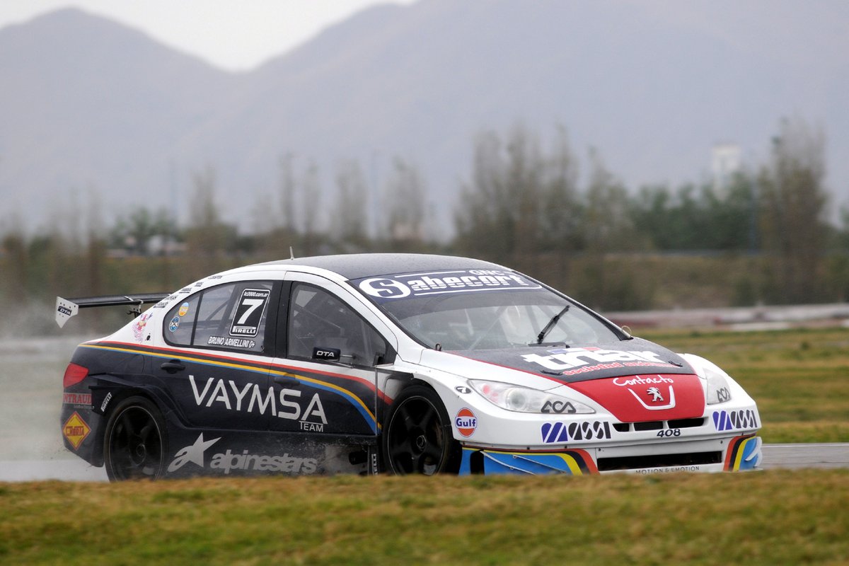 #TC2000 hace 6 años <a href="/armellini_bruno/">Armellini Bruno</a> ganaba en el Autódromo Rosendo Hernández de San Luis con el Peugeot 408 del <a href="/DTAracing/">DTA Racing</a>.

Segundo llegaba <a href="/antoninog18/">Antonino Garcia</a> y tercero <a href="/LFarroni/">Luciano Farroni</a>.

📸 <a href="/TC2000online/">TC2000</a>