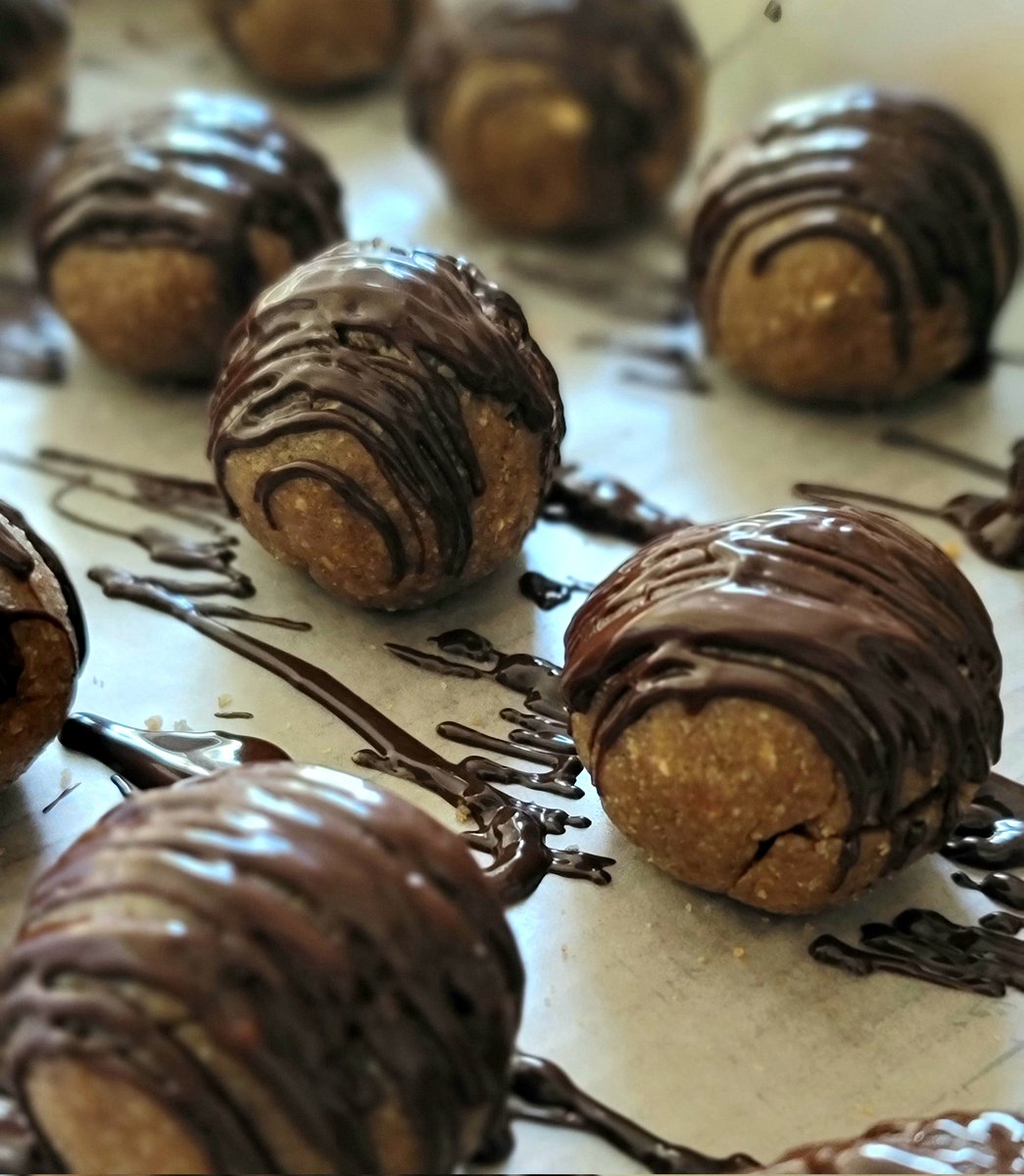 NickieeLulu's tweet photo. Healthy banana bread, breakfast truffles π€€
#truffles #bananabread #girlswhocook #healthy #healthybreakfast #fitnessgirl #eatwell https://t.co/8oYOVRGnwV