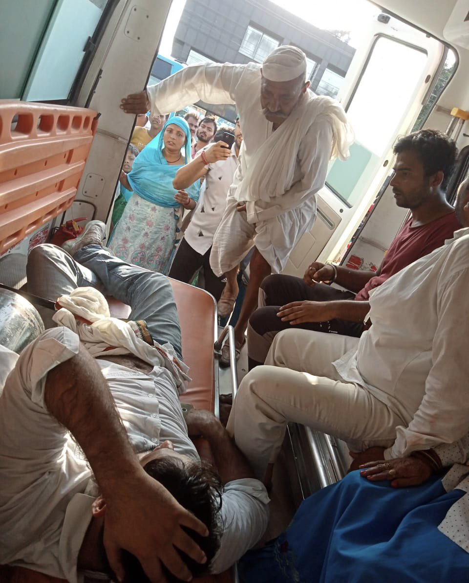 KisanEktaMarch's tweet photo. आज नोएडा पुलिस द्वारा किसानों पर किया गया बर्बरतापूर्ण लाठीचार्ज घोर निन्दनीय है। 

नोएडा के 81 गांव के हज़ारों किसान 40 दिन से अपनी मांगो के लिए शांतिपूर्ण ढंग से #नॉएडा_अथॉरिटी पर धरना दे रहे थे जिस पर आज यूपी पुलिस ने लाठी चार्ज किया।

#FarmersProtest #NoidaAuthority https://t.co/2n0BkEAV8Z
