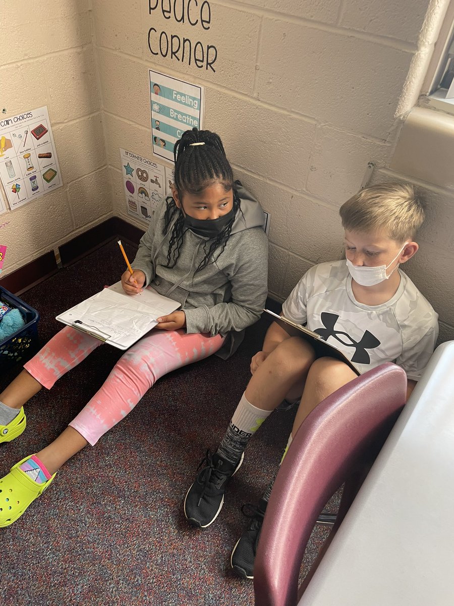 ChircoMs's tweet photo. Working with our partners to finish informative writing using our checklist. #warh https://t.co/wtdjMmAnLz