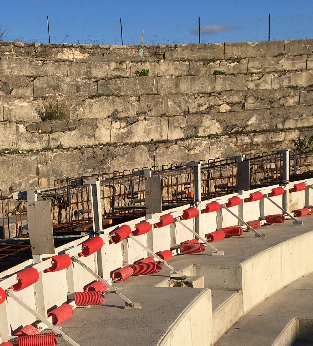 erea39's tweet photo. Chantier en cours ! Après le ferraillage, la mise en place des coffrages, aujourd’hui c’est le grand jour pour les élèves du CAP Maçon avec le coulage du quatrième gradin du magnifique amphithéâtre de l’EREA La Moraine. #Excellence #Voiepro @DSDEN39 @acbesancon @bfc_region https://t.co/YUbFecz0Lc