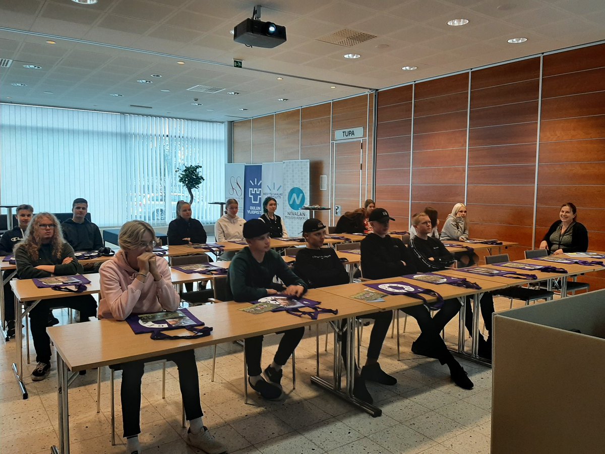 eijakorjonen's tweet photo. Yliopisto omalla paikkakunnalla. Syksyllä Nivalan lukiossa aloittaneita opiskelijoita tutustumassa Oulun yliopiston Kerttu Saalasti Instituuttiin. Kiitos käynnistä - ihanan reippaita nuoria &amp; Kaisa-ope! #UniOuluKSI #UniOulu #NivalanLukio https://t.co/9jxM7xBSaW