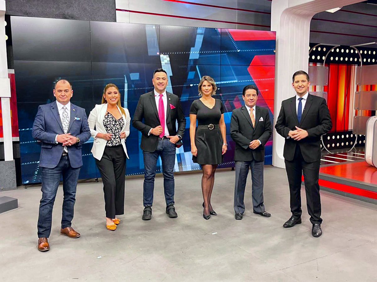 robertoperezpy's tweet photo. Después de la maratónica transmisión de la víspera 💪 acá estamos haciendo su informativo de cada mediodía! 📡 @sntcanal9 #IDMpy🇵🇾 https://t.co/RKujrRaXNF