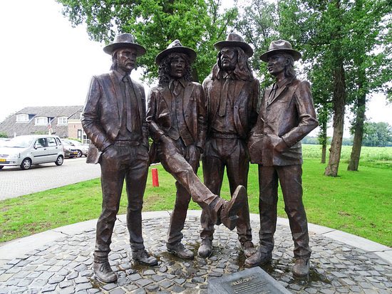 De Achterhoek💚… het land van Normaal, de café’s vol bier 🍻, de streek waar je nog brommers 🏍💋 kunt kiekn en waar iedereen nog moi zegt🙋🏼‍♀️Daar wil jij toch ook doorheen toeren? Schrijf in voor deze prachtige tocht 🚴🏼‍♀️🚴🏼🚴🏻‍♂️ a.s. zaterdag! fietssport.nl/toertochten/50…