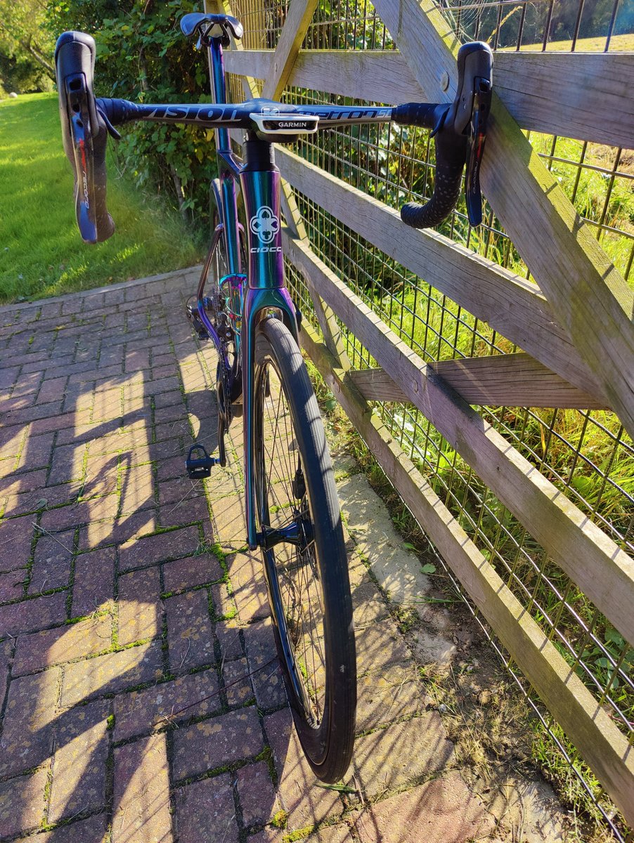 grupetto1's tweet photo. 😍🇮🇹 We love this recent 'full italian' build for client 🔥🔥🔥 #ciocc @CampagnoloOfficial #cioccracingteam @grupettoitalia @campagnolosrl #telaiocarbonio #selleitalia @visiontechusa https://t.co/qZuOBvt5dI