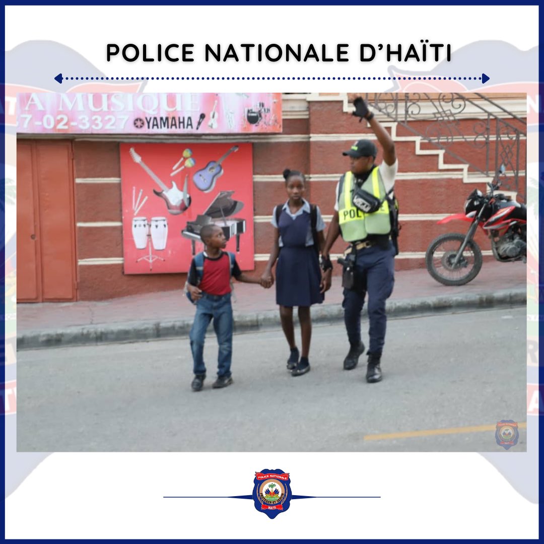 pnh_officiel's tweet photo. 🔵 Des policiers de toutes les unités de la #PNH sont présents dans les rues de la capitale haïtienne en vue d'accompagner la population dans ses activités. Ces agents qui sont de service, sont postés dans des zones stratégiques, assurent la régulation de la circulation (1/2) https://t.co/gcgR5Drwu5