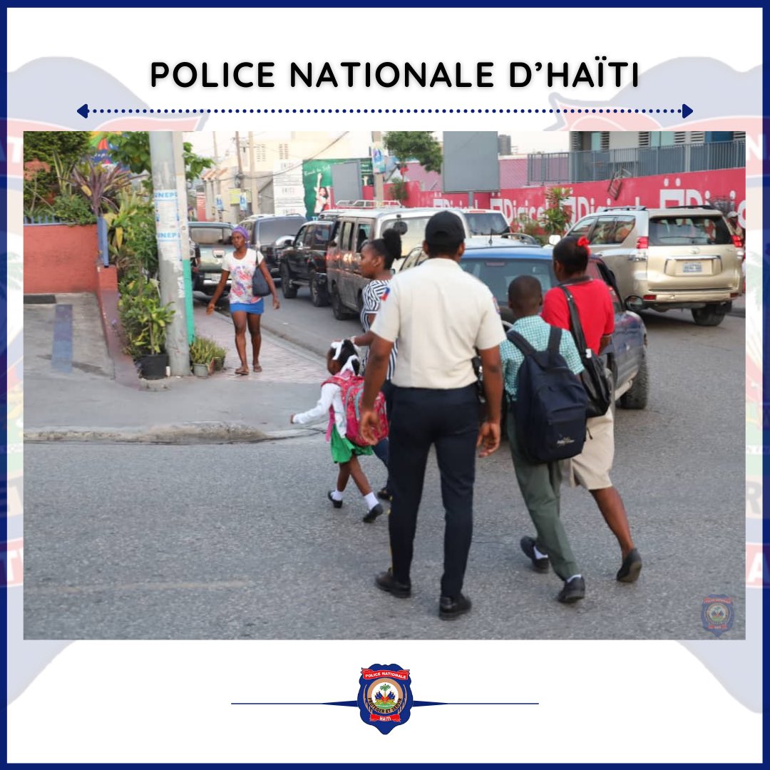 pnh_officiel's tweet photo. 🔵 Des policiers de toutes les unités de la #PNH sont présents dans les rues de la capitale haïtienne en vue d'accompagner la population dans ses activités. Ces agents qui sont de service, sont postés dans des zones stratégiques, assurent la régulation de la circulation (1/2) https://t.co/gcgR5Drwu5