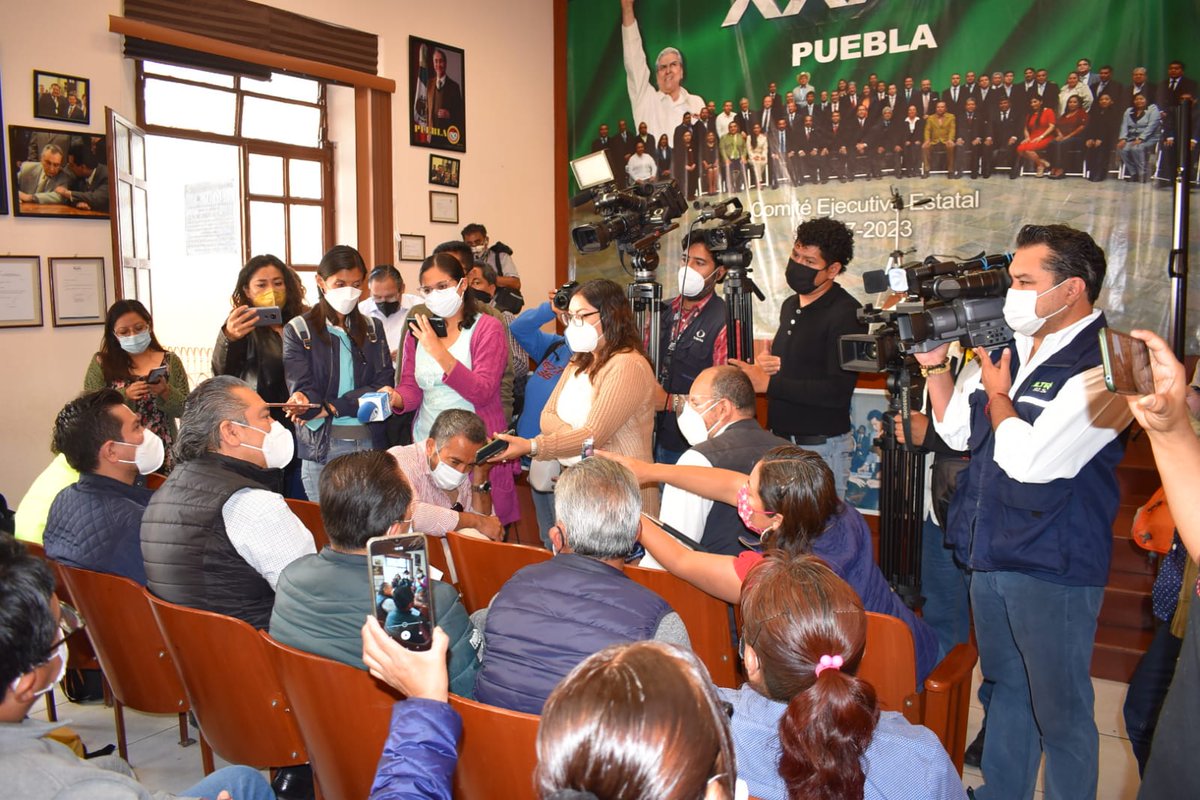 Esfera__Publica's tweet photo. @CTMPuebla sale en defensa de más de 1000 trabajadoras y trabajadores de la industria automotriz,  despedidos injustificadamente; para que sean LIQUIDADOS al 100%. Piden audiencia y apoyo del @Gob_Puebla https://t.co/4loRavryFM https://t.co/ZTkTFrImAd