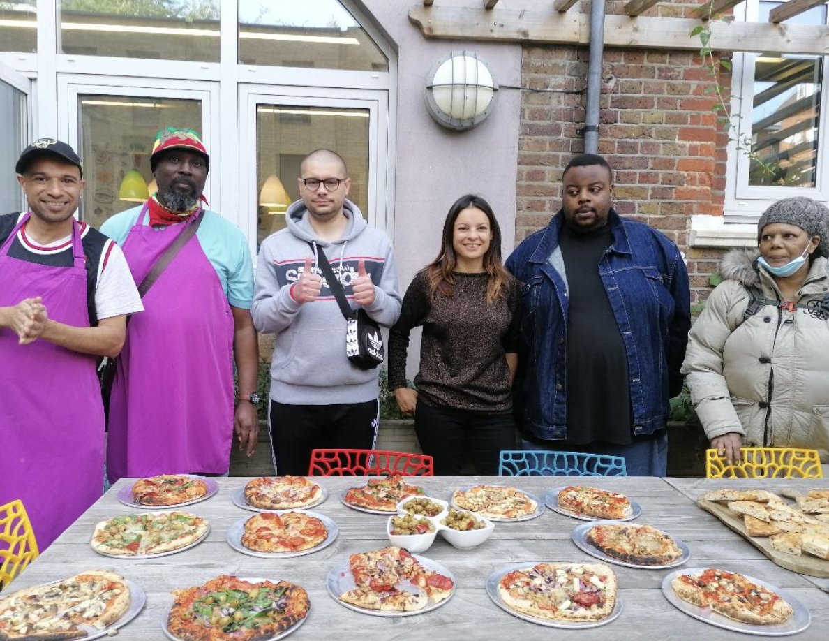 So great to celebrate #WMHD2021 fashionably late at 
@StLukesTrust garden today - promoting positive mental health with wood-fired pizza & feel-good tunes! Well done to the @keychangesmusic artists who cooked up this feast! #worldmentalhealthday2021